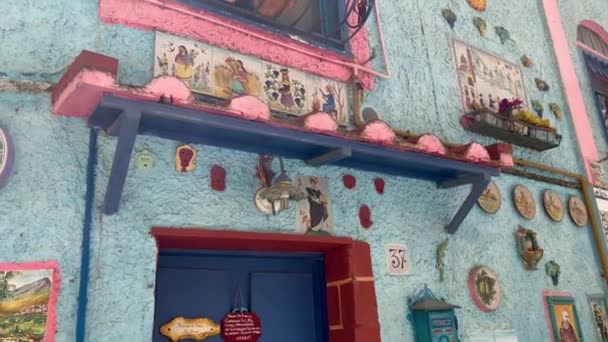 Uitzicht Smalle Straat Van Gekleurde Huis Met Traditionele Keramiek Decoratie — Stockvideo