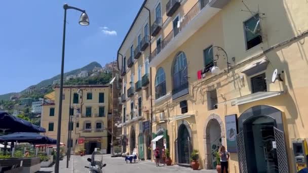 意大利的一条狭窄的街道 房子五彩斑斓 天空蔚蓝 意大利 迈耶领事 坎帕尼亚Amalfi海岸的Vietri Sul Mare五彩斑斓的房屋和街道 风景如画的历史中心 — 图库视频影像