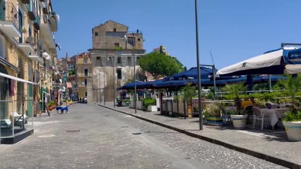 Italská Úzká Ulice Barevnými Domy Modrou Oblohou Vietri Sul Mare — Stock video