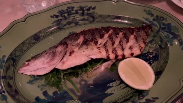 Близько Їжі Яку Подають Тарілці Столі Високоякісні Кадри Риба Грилі — стокове відео