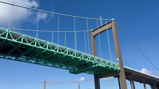 海に架かる橋 パノラマ空中はバルト海上に架かる橋の景色を眺めることができます ノルウェー 美しい天気 下から見える大きな橋 橋の下に クリアブルーの空 ライトハウス — ストック動画