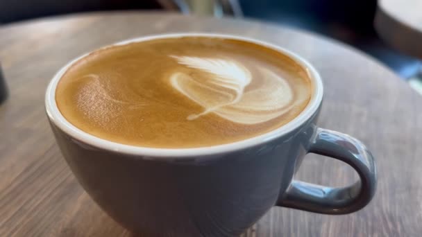Close Kaffeetasse Mit Herzförmigem Latte Art Schaum Auf Schwarzem Holztisch — Stockvideo