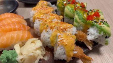 Tekne kıyıya yakın yüzüyor. Yüksek kalite 4K görüntü. Nehrin kıyısında bir tekne. Güzel doğa. Akşam günbatımında güzel bir gölün kıyısında yalnız bir tekne. Sonbahar, Harika hava. 