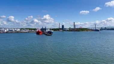İsveç 'in Göteborg şehrinde deniz manzarası. İsveç 'in batı kıyısındaki deniz feneri. Göteborg, İsveç 'ten takımada adalarına bakın. Büyük Liman Kanalı manzarası. Büyük mavna. İniş sahnesi. 