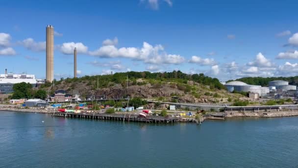 スウェーデンのヨーテボリを海から眺める スウェーデン西海岸の灯台 スウェーデンのヨーテボリから島々を表示します ビッグハーバー運河の眺め ビッグバージ ランディングステージ — ストック動画