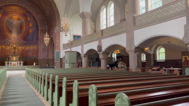 Interiér Kostela Klenutým Dřevěným Stropem Trámy Krásné Staré Kostelní Budovy — Stock video