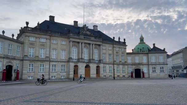 Fachada Palacio Palacio Amalienborg Copenhague Dinamarca Amalienborg Fue Construido Siglo — Vídeos de Stock