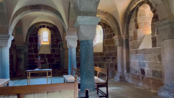 Wnętrze Kościoła Sklepionym Drewnianym Sufitem Belkami Piękne Stare Budynki Kościelne — Wideo stockowe