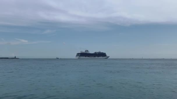 Cruiseschip Zee Luchtfoto Van Een Prachtig Groot Wit Schip Cruise — Stockvideo