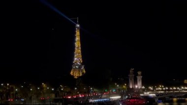 Fransa başkanlığı için Avrupa bayrağı gibi giyinmiş Eyfel kulesiyle Seine nehri kıyısında manzarayı seyret. Eyfel Kulesi 'nin akşam aydınlanması. Paris 'te alacakaranlıkta Eyfel Kulesi ve Seine Nehri. 
