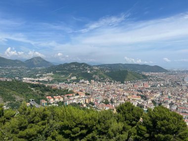 Amalfi Sahili, İtalya, Campania, Avrupa. Lüks tatil Tyrhenian, Akdeniz. İnsansız, huzurlu okyanus dalgaları. Salerno plajı. Salerno şehir manzaralı evler, kale ve deniz plajı