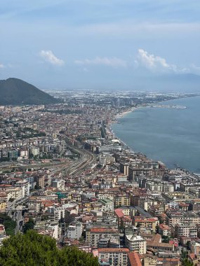 Amalfi Sahili, İtalya, Campania, Avrupa. Lüks tatil Tyrhenian, Akdeniz. İnsansız, huzurlu okyanus dalgaları. Salerno plajı. Salerno şehir manzaralı evler, kale ve deniz plajı