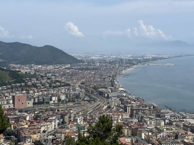 Amalfi Sahili, İtalya, Campania, Avrupa. Lüks tatil Tyrhenian, Akdeniz. İnsansız, huzurlu okyanus dalgaları. Salerno plajı. Salerno şehir manzaralı evler, kale ve deniz plajı