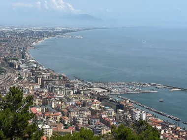 Amalfi Sahili, İtalya, Campania, Avrupa. Lüks tatil Tyrhenian, Akdeniz. İnsansız, huzurlu okyanus dalgaları. Salerno plajı. Salerno şehir manzaralı evler, kale ve deniz plajı