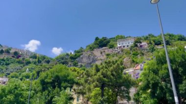 Renkli evleri ve mavi gökyüzü olan İtalyan dar caddesi. Vietnam Konsolosu Mare, İtalya. Campania 'daki Amalfi Sahili' ndeki Vietri Sul Mare 'de renkli evler ve caddeler. Resimli tarihi merkez..