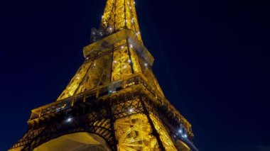 Paris şehrinin alacakaranlıkta parlayan Eyfel Kulesi 'ne yakın bir yerde. Gece aydınlatmalı Eyfel Kulesi manzarası. Eyfel kulesi Paris 'in en çok ziyaret edilen anıtıdır. Bir Paris Rüyası 