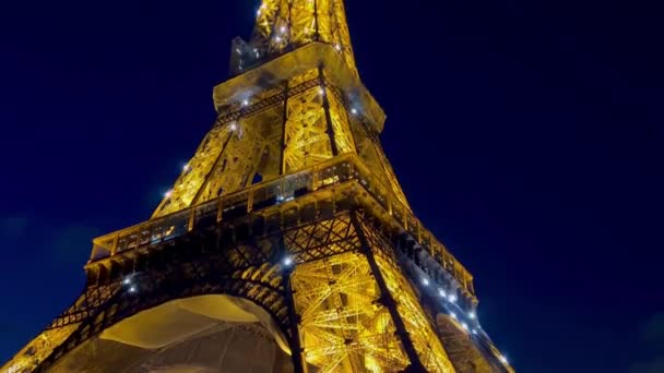 巴黎的埃菲尔铁塔的近景在黄昏时闪烁着光芒 带夜间照明的埃菲尔铁塔景观 埃菲尔铁塔是巴黎游客最多的纪念碑 一个巴黎梦 — 图库视频影像