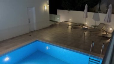 Yunanistan 'da yüzme havuzu manzarası harika. Bilardolu lüks bir villa. Yunanistan 'daki lüks villalar. Gece Girit. Oteldeki gece havuzu alanında. Girit, Yunanistan. Tatil köyü. Harika bir tatil. 