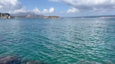 Akdeniz kıyı şeridi manzarası. Akdeniz 'de. Girit, Yunanistan. Kalyvia Körfezi, Hania Eyaleti, Girit, Yunanistan. Girit adasının en güzel yerleri. Almyrida 'daki sahil şeridi. Hania. Girit Denizi