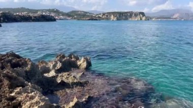 Akdeniz kıyı şeridi manzarası. Akdeniz 'de. Girit, Yunanistan. Kalyvia Körfezi, Hania Eyaleti, Girit, Yunanistan. Girit adasının en güzel yerleri. Almyrida 'daki sahil şeridi. Hania. Girit Denizi