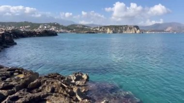Akdeniz kıyı şeridi manzarası. Akdeniz 'de. Girit, Yunanistan. Kalyvia Körfezi, Hania Eyaleti, Girit, Yunanistan. Girit adasının en güzel yerleri. Almyrida 'daki sahil şeridi. Hania. Girit Denizi