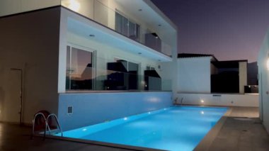 Yunanistan 'da yüzme havuzu manzarası harika. Bilardolu lüks bir villa. Yunanistan 'daki lüks villalar. Gece Girit. Oteldeki gece havuzu alanında. Girit, Yunanistan. Tatil köyü. Harika bir tatil. 