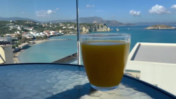 Sinaasappelsap Tafel Uitzicht Middellandse Zeekust Uitzicht Almyrida Dorp Baai Kreta — Stockvideo