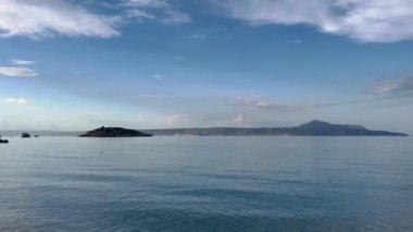 Akdeniz kıyı şeridi manzarası. Akdeniz 'de. Girit, Yunanistan. Kalyvia Körfezi, Hania Eyaleti, Girit, Yunanistan. Girit adasının en güzel yerleri. Almyrida 'daki sahil şeridi. Hania. Girit Denizi