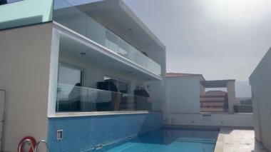 Yunanistan 'da yüzme havuzu manzarası harika. Bilardolu lüks bir villa. Yunanistan 'daki lüks villalar. Girit güneşli bir gün. Otelde gündüz havuzu var. Girit, Yunanistan. Tatil köyü. Harika bir tatil. 