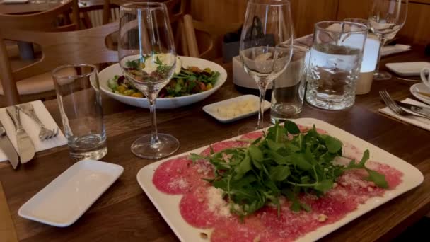 쇠고기 Carpaccio 플레이트에 Parmesan Capers Arugula와 차가운 레스토랑 호화로운 쇠고기 — 비디오