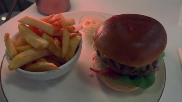 샐러드 마요네즈와 접시에 튀김이있는 햄버거 버거와 프렌치 프라이 햄버거더블쇠고기 미국식품 — 비디오