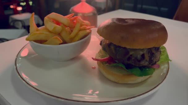 샐러드 마요네즈와 접시에 튀김이있는 햄버거 버거와 프렌치 프라이 햄버거더블쇠고기 미국식품 — 비디오