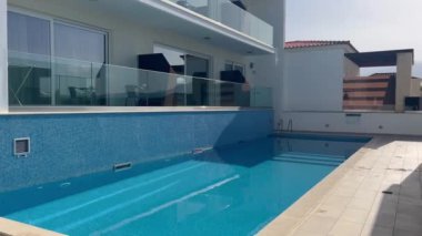 Yunanistan 'da yüzme havuzu manzarası harika. Bilardolu lüks bir villa. Yunanistan 'daki lüks villalar. Girit güneşli bir gün. Otelde gündüz havuzu var. Girit, Yunanistan. Tatil köyü. Harika bir tatil. 