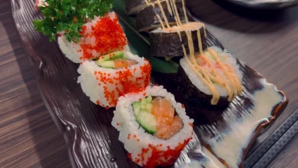 Sushi Rollos Plato Primer Plano Los Rollos Sushi Plato Sushi — Vídeos de Stock