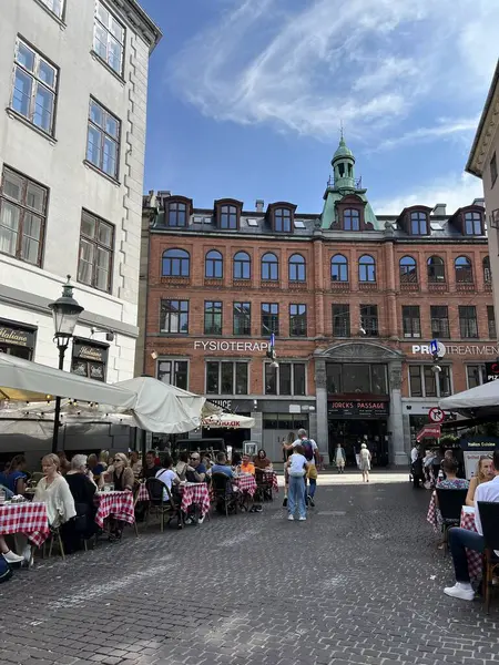 Kopenhag renkli cadde, Danimarka 'nın merkezi Kopenhag' da dar bir sokak manzarası. Kopenhag 'ın tarihi merkezinde bir cadde, İskandinav ülkelerine bir gezi, Eski Sokak evleri. Nyhavn bölgesi 