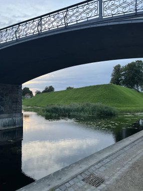 Bir sarayın ön cephesi, Amalienborg Sarayı, Kopenhag, Danimarka. Amalienborg 17. yüzyılda inşa edildi ve Danimarka 'nın en etkileyici rokoko binalarından biridir. Kalabalıksız kale meydanının tadını çıkar..