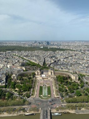 Eyfel Kulesi 'nin tepesinden Paris manzarası. Yüksek kalite fotoğraf. Gündüz vakti Eyfel Kulesi 'nden Paris' in üst manzarası. Yurttaş Paris, Fransa. Eyfel Kulesi 'nin gözlem güvertesinin üst görüntüsü. Paris, Fransa