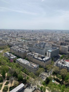 Eyfel Kulesi 'nin tepesinden Paris manzarası. Yüksek kalite fotoğraf. Gündüz vakti Eyfel Kulesi 'nden Paris' in üst manzarası. Yurttaş Paris, Fransa. Eyfel Kulesi 'nin gözlem güvertesinin üst görüntüsü. Paris, Fransa