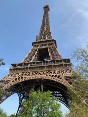 Paris 'in birçok caddesinden biri olan Eyfel Kulesi' nin manzarası. Kule, Paris 'teki en yüksek yapı ve dünyanın en çok ziyaret edilen ücretli anıtıdır. Kule Paris 'teki en yüksek yapıdır.