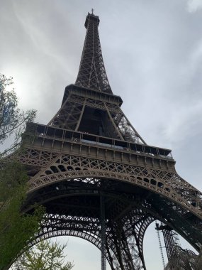 Paris 'in birçok caddesinden biri olan Eyfel Kulesi' nin manzarası. Kule, Paris 'teki en yüksek yapı ve dünyanın en çok ziyaret edilen ücretli anıtıdır. Kule Paris 'teki en yüksek yapıdır.