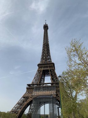 Paris 'in birçok caddesinden biri olan Eyfel Kulesi' nin manzarası. Kule, Paris 'teki en yüksek yapı ve dünyanın en çok ziyaret edilen ücretli anıtıdır. Kule Paris 'teki en yüksek yapıdır.