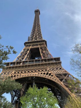 Paris 'in birçok caddesinden biri olan Eyfel Kulesi' nin manzarası. Kule, Paris 'teki en yüksek yapı ve dünyanın en çok ziyaret edilen ücretli anıtıdır. Kule Paris 'teki en yüksek yapıdır.