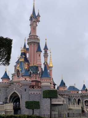 Paris 'teki Disney parkındaki bir binanın detayları. Disneyland Paris, eski adıyla Euro Disney Resort 1992 yılında açıldı. Fransa 'nın Disneyland şehrinde uyuyan güzellik kalesi. Kale Disney parkında