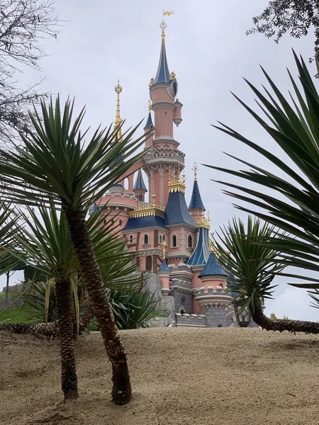 Paris 'teki Disney parkındaki bir binanın detayları. Disneyland Paris, eski adıyla Euro Disney Resort 1992 yılında açıldı. Fransa 'nın Disneyland şehrinde uyuyan güzellik kalesi. Kale Disney parkında