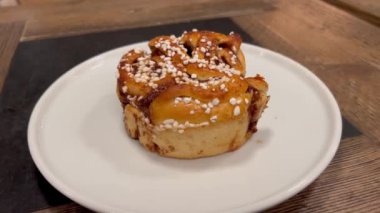 Tabakta servis edilen bir dilim turta. Tabakta servis edilen ev yapımı aperatif kek. Kahve dükkanı. Kahveli kek güzel bir tabakta servis edilir. Avrupa Kahvaltıları. Yemek fotoğrafçılığı. Kahve ve kek. 