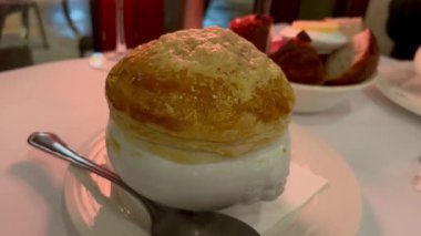 Tabakta servis edilen bir dilim turta. Tabakta servis edilen ev yapımı aperatif kek. Kahve dükkanı. Kahveli kek güzel bir tabakta servis edilir. Avrupa Kahvaltıları. Yemek fotoğrafçılığı. Kahve ve kek. 