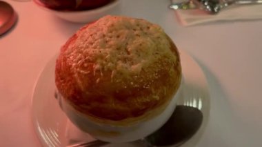 Tabakta servis edilen bir dilim turta. Tabakta servis edilen ev yapımı aperatif kek. Kahve dükkanı. Kahveli kek güzel bir tabakta servis edilir. Avrupa Kahvaltıları. Yemek fotoğrafçılığı. Kahve ve kek. 