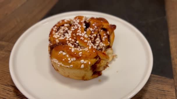在盘子里吃的一片派 自制的开胃酒蛋糕放在盘子里 咖啡店咖啡蛋糕松饼放在一个漂亮的盘子里 欧洲早餐 食品摄影 咖啡和蛋糕 — 图库视频影像
