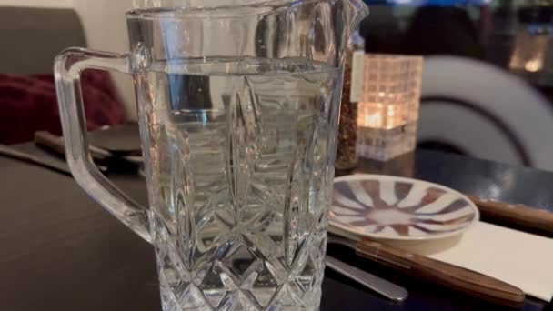 Eettafel Het Luxe Restaurant Water Kan Glas Drinken Tafel Restaurant — Stockvideo