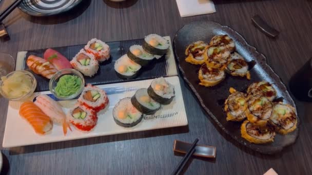 Sushi Rollos Plato Primer Plano Los Rollos Sushi Plato Sushi — Vídeo de stock